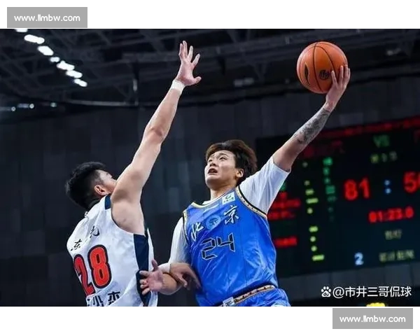 篮球赛场风云再起比分激烈对决点燃球迷激情与期待